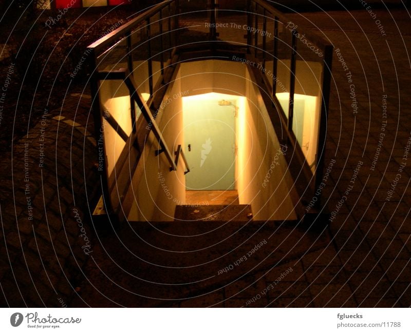 Die Tür im Keller Nacht Dinge Treppe Kellertür Kellertreppe