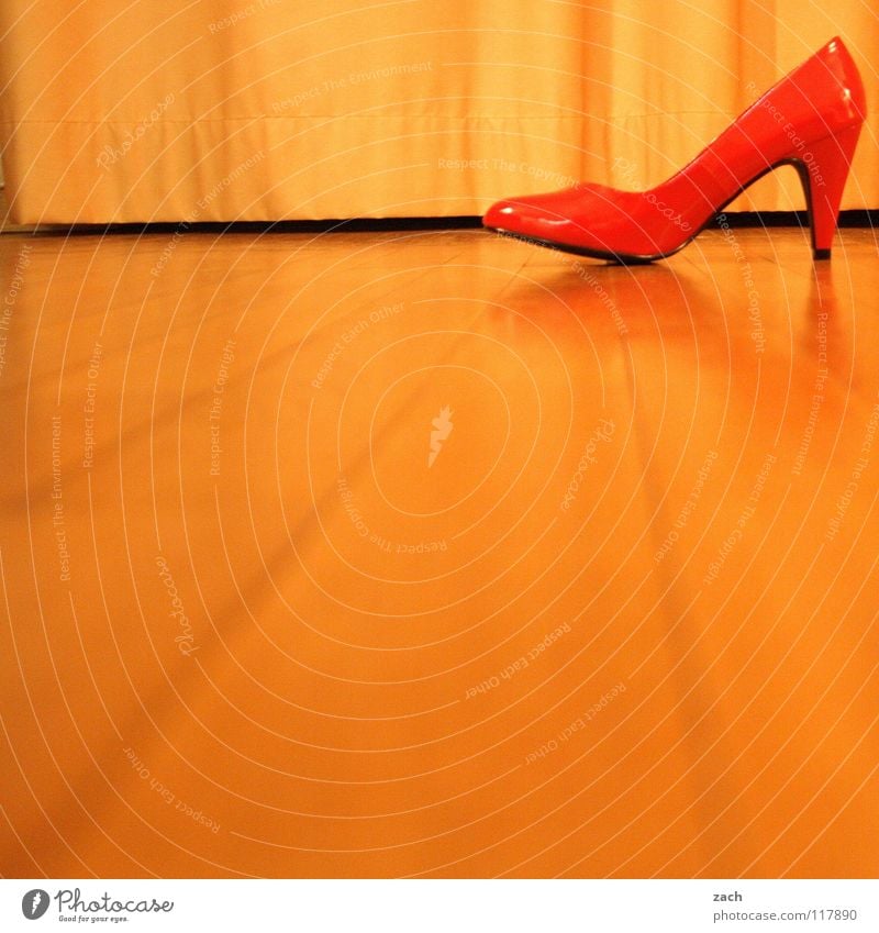 Der Schuh von dem Manitu seine Frau Schuhe Damenschuhe Parkett Laminat Holzfußboden rot grell schick gehen Bekleidung Bodenbelag shoes Einsamkeit Single laufen