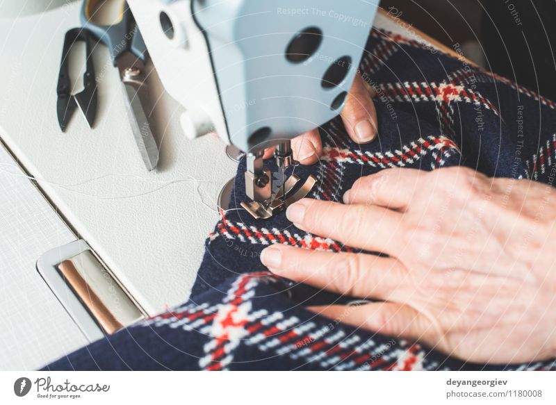 Frau, die an einer Nähmaschine näht Design Freizeit & Hobby Arbeit & Erwerbstätigkeit Beruf Fabrik Industrie Handwerk Mensch Erwachsene Mode Bekleidung Stoff
