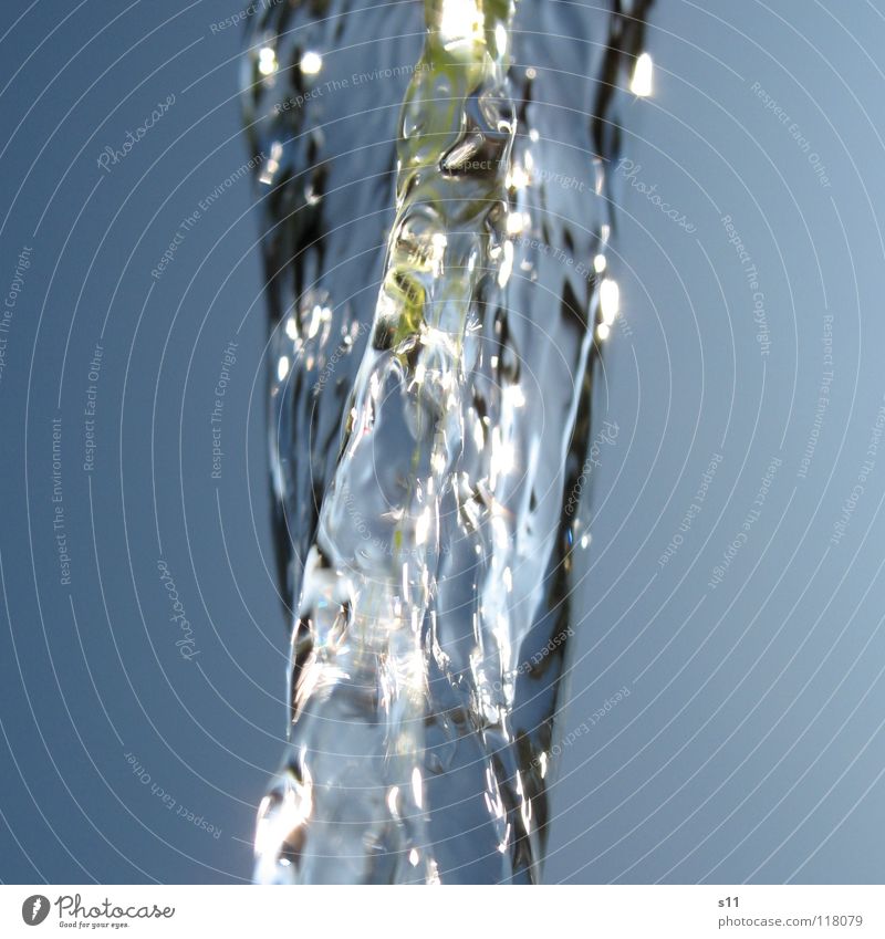 Wasser Sommer nass blau Wasserstrahl himmelblau Brunnen Algen Reflektion Nahaufnahme Makroaufnahme