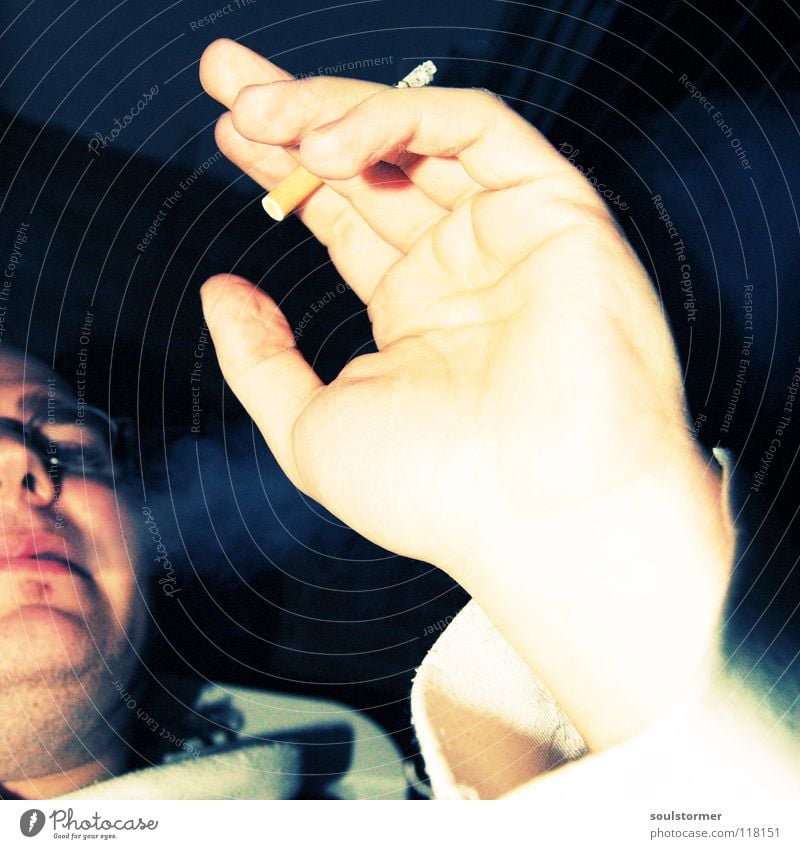 Lungenkrebs Cross Processing Grünstich Gelbstich Zigarette Finger Hand Rauch Rauchen Rauchen verboten Krankheit gefährlich Ekel lecker schwarz