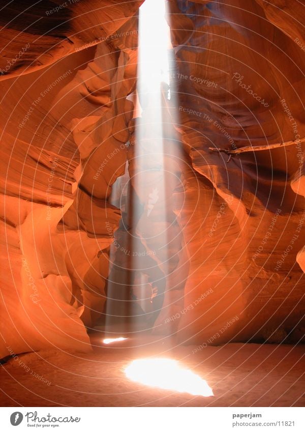 Antelope Canyon II Schlucht Licht Sonnenstrahlen Lichteinfall Lichtkegel Felswand Erosion Sand Höhle Lichtstrahl Menschenleer bizarr schön ästhetisch Lichtblick