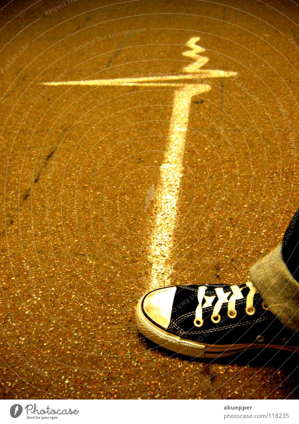 Schritt - macher 2 Puls Asphalt Schuhe Chucks Nervosität Graffiti Wandmalereien Angst Panik street Bodenbelag Straße sign glow Elektrizität ""Schritt - macher""