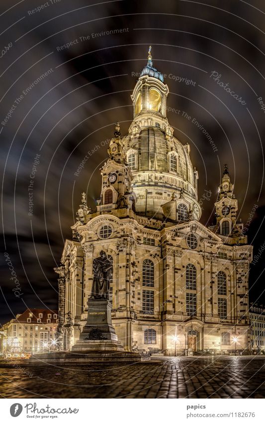 Frauenkirche von Dresden in einer kalten Winternacht Stadt Hauptstadt Hafenstadt Stadtzentrum Altstadt Menschenleer Kirche Bauwerk Gebäude Sehenswürdigkeit