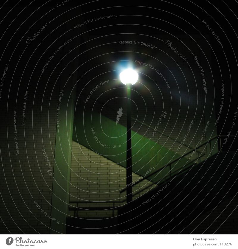 Nachts_unterwegs.jpg Lampe Laterne Licht grün dunkel Langzeitbelichtung Detailaufnahme Treppe Geländer Beleuchtung