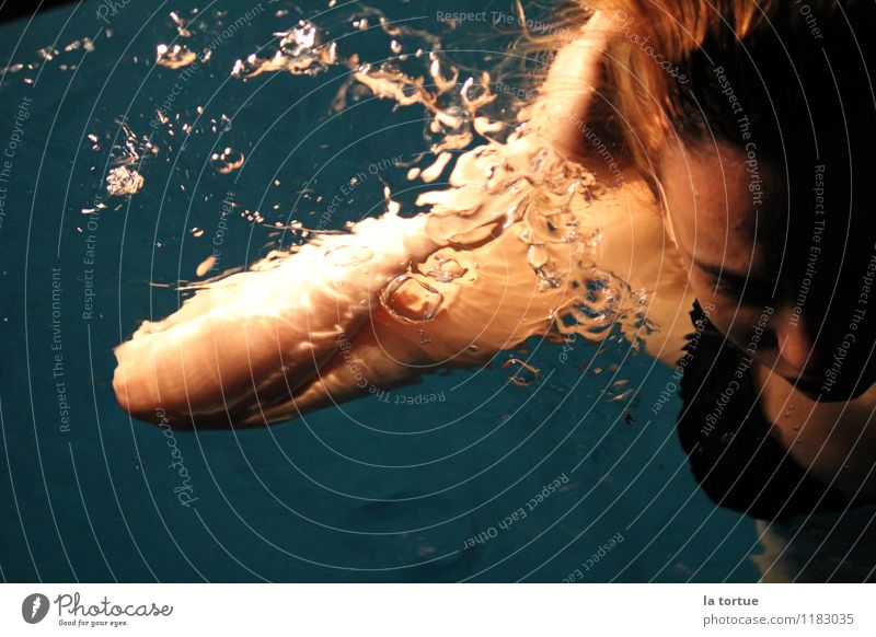 Bubbles Wellness Wohlgefühl Erholung ruhig Spa Mensch feminin Gesicht 1 Wasser brünett langhaarig Schwimmen & Baden genießen ästhetisch frisch schön nass