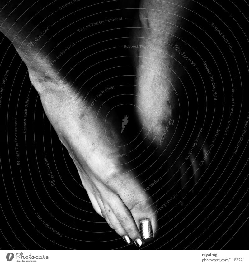 ... und Fuß! schwarz weiß Zehennagel Schwarzweißfoto Mensch fußrücken Fußknöchel betende füße Barfuß