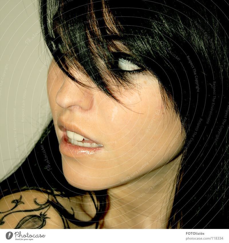 Das moderne Schneewittchen schön Haare & Frisuren Haut Mensch Frau Erwachsene Auge Nase Lippen Zähne Pflanze Blume Tattoo Pony groß schwarz Hintergrundbild