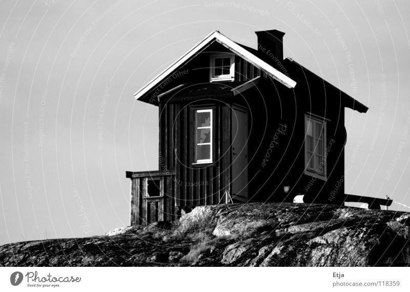 Haus, oder Toilette? schwarz weiß schön dunkel kalt grau verfallen Schwarzweißfoto Strand Küste Schweden hell Abend Himmel