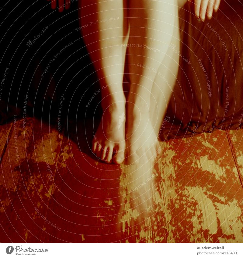Fortschritt feminin Hand Zehen schwarz Langzeitbelichtung Gefühle analog Mensch self Beine Fuß Bodenbelag . rot Bewegung negativscan color Farbe Innenaufnahme