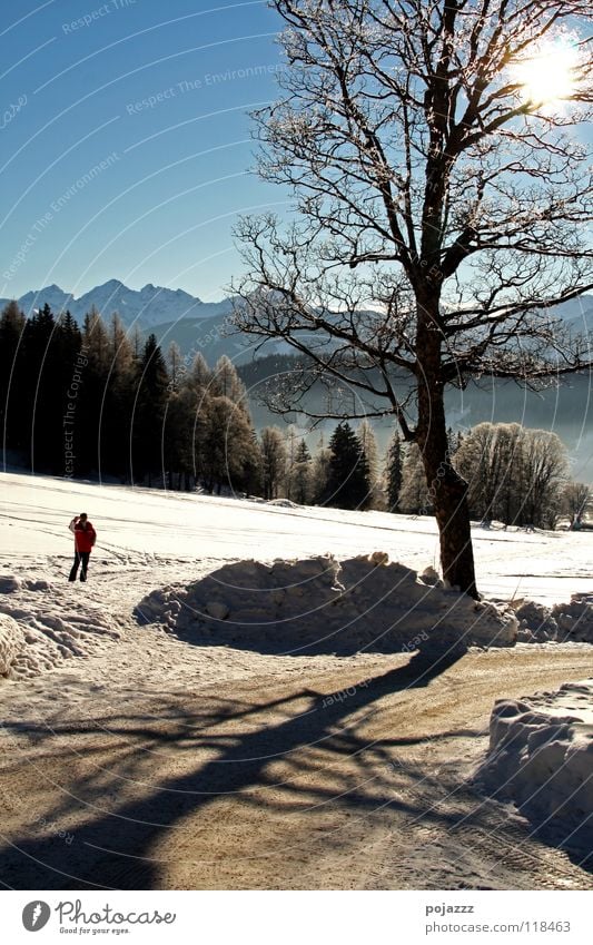 Winterspaziergang Mann klein Berge u. Gebirge kalr Alpen Himmel Klarheit Landschaftsaußenaufnahme