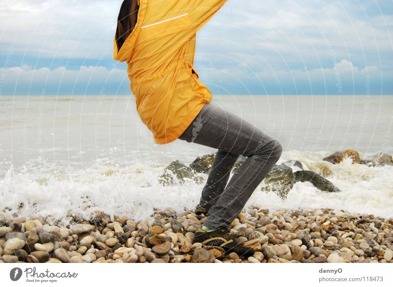 huch das ist ja nass Meer gelb Wolken Strand Jacke Hose Schuhe Wellen Freude Farbe Küste Kontrast blau Stein Wasser kapputze Jeanshose