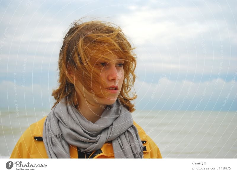 windig... Wolken Sturm Meer gelb Jacke Herbst Freude Wind Kopf blau Kontrast schahl Regen Haare & Frisuren