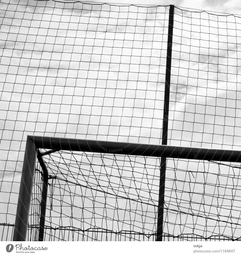 Tor! Freizeit & Hobby Sport Fußballtor Netz Fußballplatz Linie überlagert dunkel Raster Schwarzweißfoto Außenaufnahme Nahaufnahme Detailaufnahme Muster