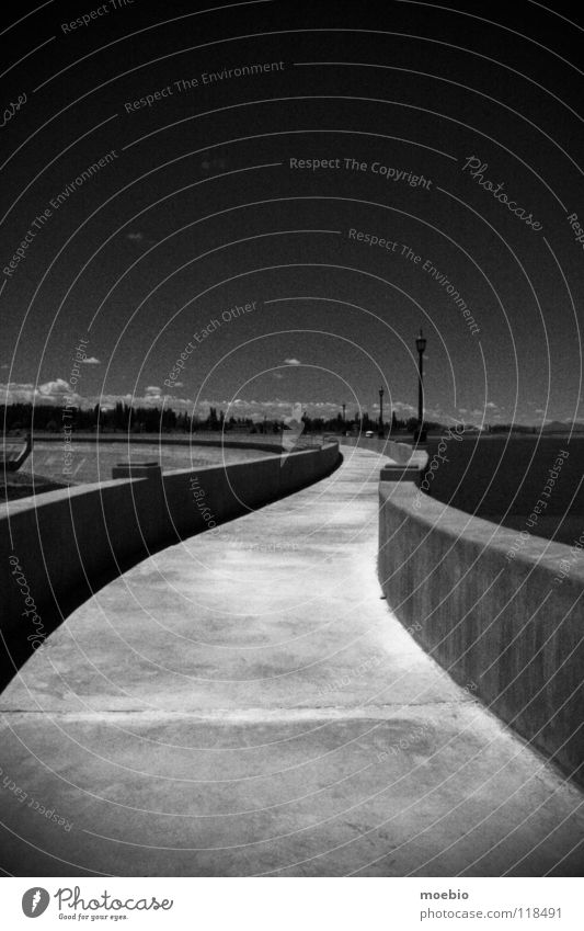 Víbora Himmel Natter Staumauer Beton dunkel Kurve Bauwerk Grenzbefestigung Argentinien Industrie Schwarzweißfoto sky cement coulds curved argentina