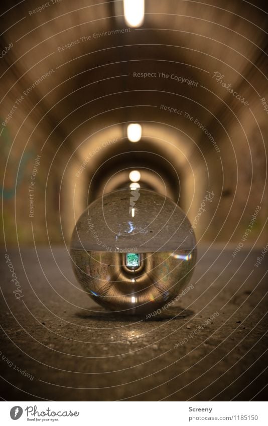 Welten #3 Tunnel Glaskugel Kristallkugel rund braun Stadt Ziel Licht Wege & Pfade Asphalt Farbfoto Außenaufnahme Detailaufnahme Menschenleer Tag