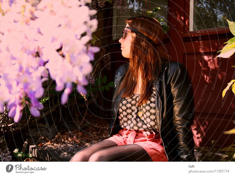 Hallo Frühling Junge Frau Jugendliche 1 Mensch 18-30 Jahre Erwachsene Hippie Tür Leder Haarband violett rot Natur Blumen Flieder Farbfoto Wegsehen