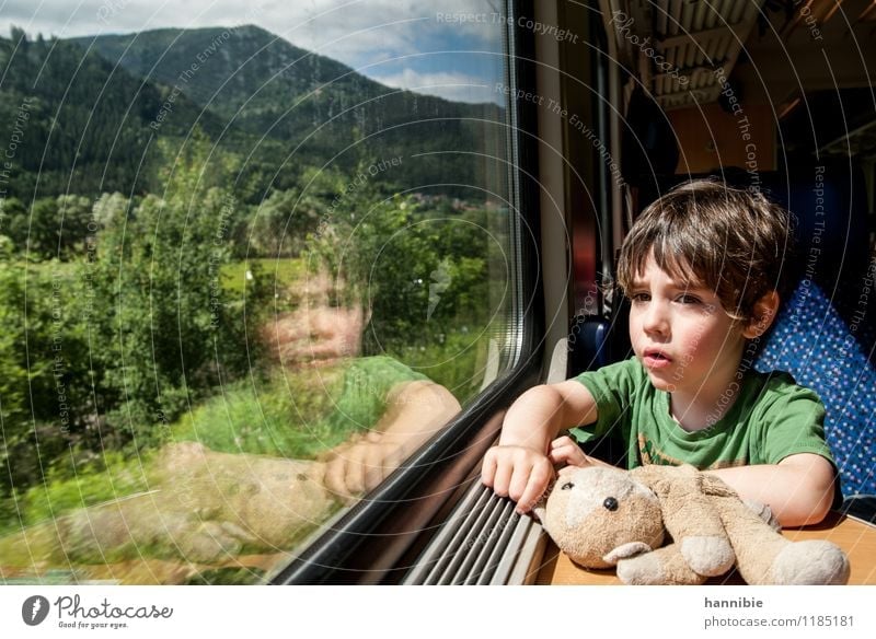 unterwegs Ferien & Urlaub & Reisen Sommer Kind Kleinkind Junge Bruder Familie & Verwandtschaft Kindheit 1 Mensch 3-8 Jahre Personenverkehr Bahnfahren Eisenbahn