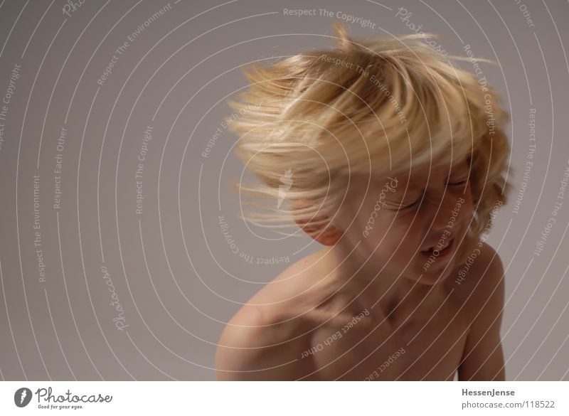 Haare 1 blond nackt Oberkörper Geschwindigkeit Gefühle Eile Ärger Bewegung Hass Freude Haare & Frisuren stark Schwäche Kind Energiewirtschaft Hin her Glück