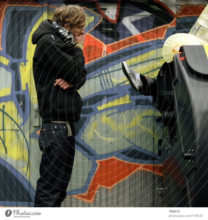 MR. HOLMES' DÉJÀ-VU [KOFA08DD] Wand Graffiti Neustadt Dresden trashig Müll dreckig Stadt Müllsack stehen Ordnung Tod Denken Leiche beseitigen Mord Mörder