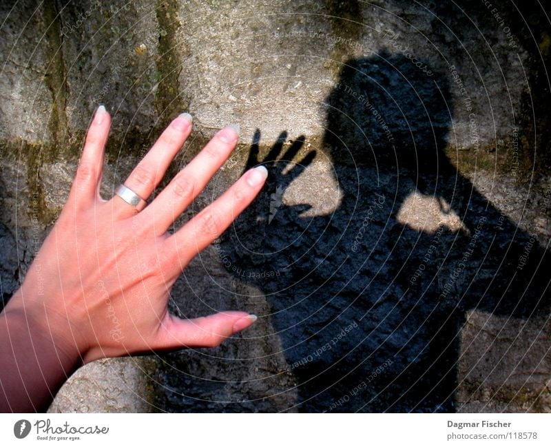 Wer hat Angst vorm schwarzen Mann? Farbfoto Licht Schatten Hand Finger Mauer Wand Stein bedrohlich dunkel gruselig grau Schutz Sorge gefährlich Gewalt Schwäche