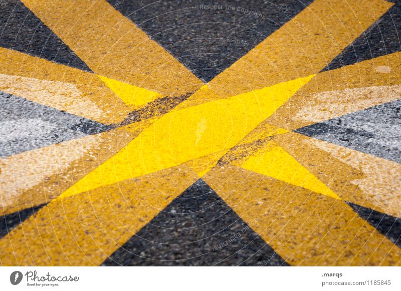 Kompass Verkehr Verkehrswege Straße Schilder & Markierungen Linie außergewöhnlich gelb schwarz Perspektive richtungweisend Orientierung Farbfoto Außenaufnahme