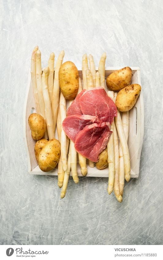 Spargel mit Kalbsschnitzel und Kartoffeln zubereiten. Lebensmittel Fleisch Gemüse Ernährung Mittagessen Abendessen Festessen Bioprodukte Stil Design