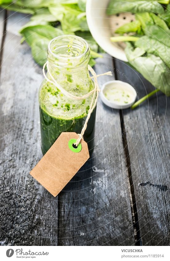 Grüner Smoothie in Flasche mit Etikett Lebensmittel Gemüse Salat Salatbeilage Frucht Ernährung Bioprodukte Vegetarische Ernährung Diät Getränk Saft Lifestyle
