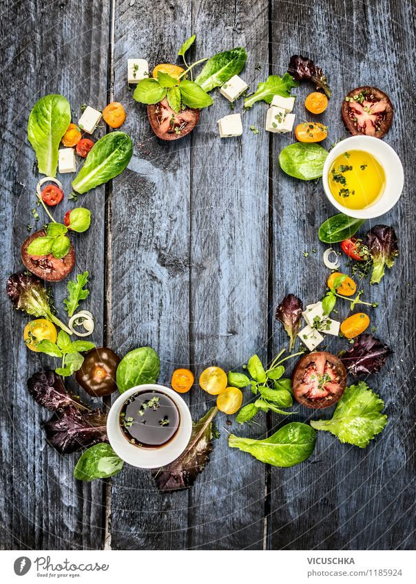 Bunter Salat machen Lebensmittel Milcherzeugnisse Gemüse Salatbeilage Kräuter & Gewürze Öl Ernährung Mittagessen Bioprodukte Vegetarische Ernährung Diät