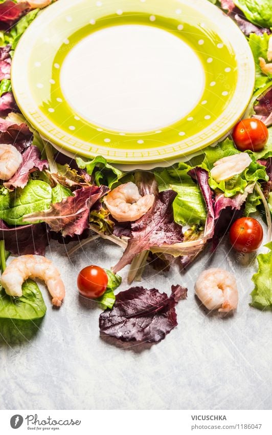 Shrimps Salat zubereiten Lebensmittel Meeresfrüchte Gemüse Salatbeilage Ernährung Mittagessen Festessen Bioprodukte Vegetarische Ernährung Diät Teller Stil