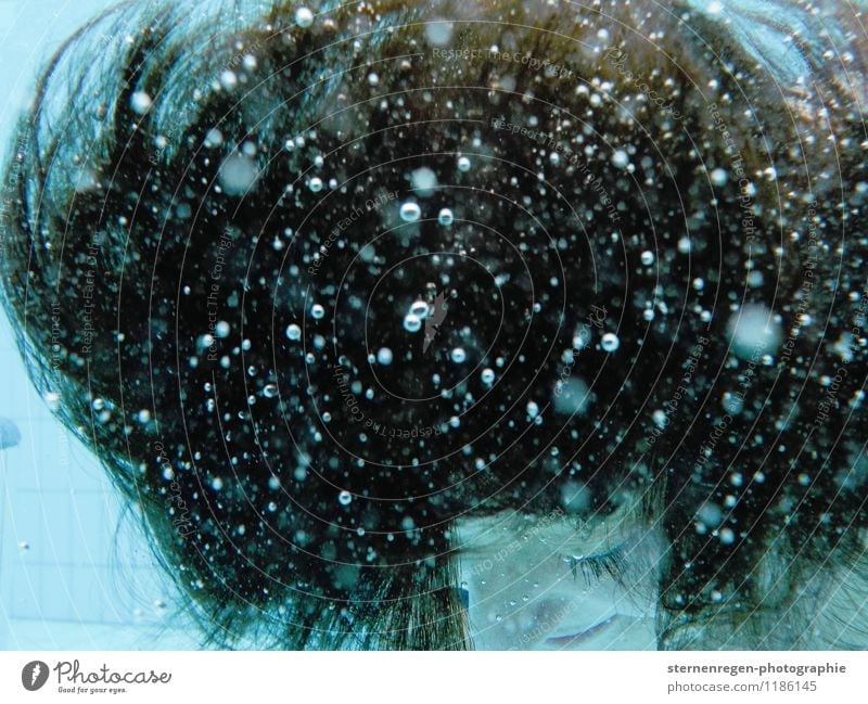 Blubberhaare Farbfoto Unterwasseraufnahme Porträt geschlossene Augen sportlich Wellness Wohlgefühl Zufriedenheit Erholung Meditation ruhig Schwimmbad