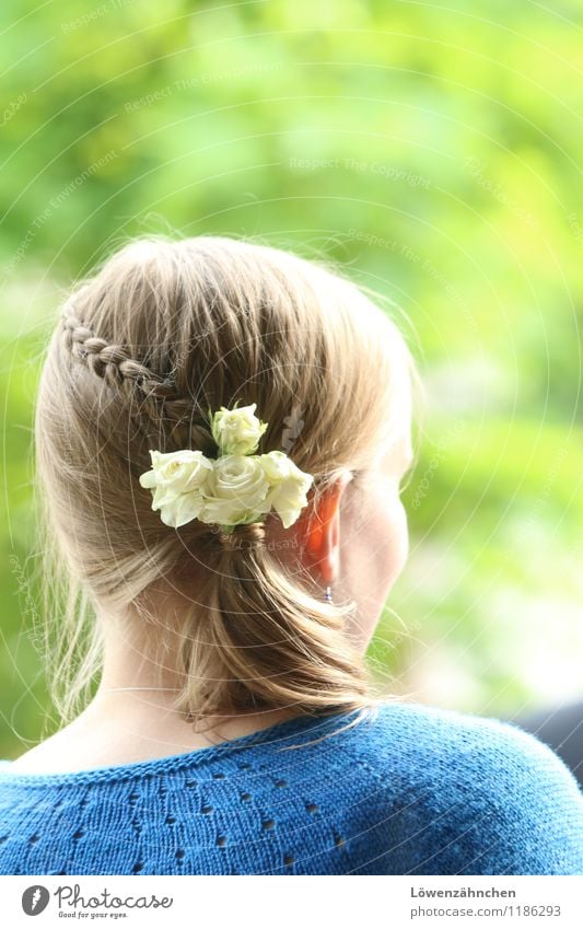 wedding details V feminin Junge Frau Jugendliche Kopf Haare & Frisuren 18-30 Jahre Erwachsene Rose Strickjacke Accessoire blond Zopf Blick ästhetisch elegant