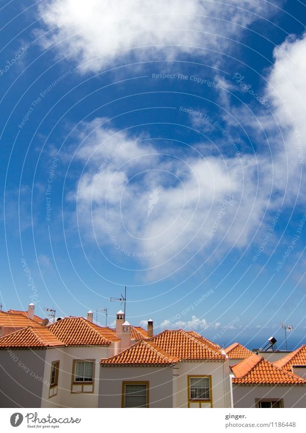 April Skies - La Palma Himmel Wolken Schönes Wetter Dorf Skyline Menschenleer Haus Gebäude Mauer Wand blau rot weiß Dach Ziegeldach karmesinrot Schornstein oben