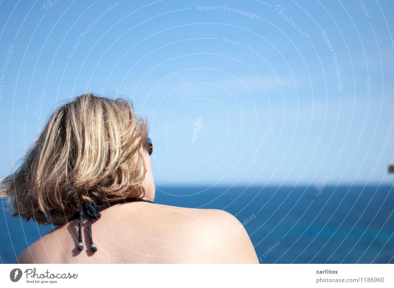 Ein Schiff wird kommen .... Frau Meer Horizont Ferne Aussicht blau Ferien & Urlaub & Reisen mediterran Mallorca Haare & Frisuren Wind wehen Erfrischung Wärme