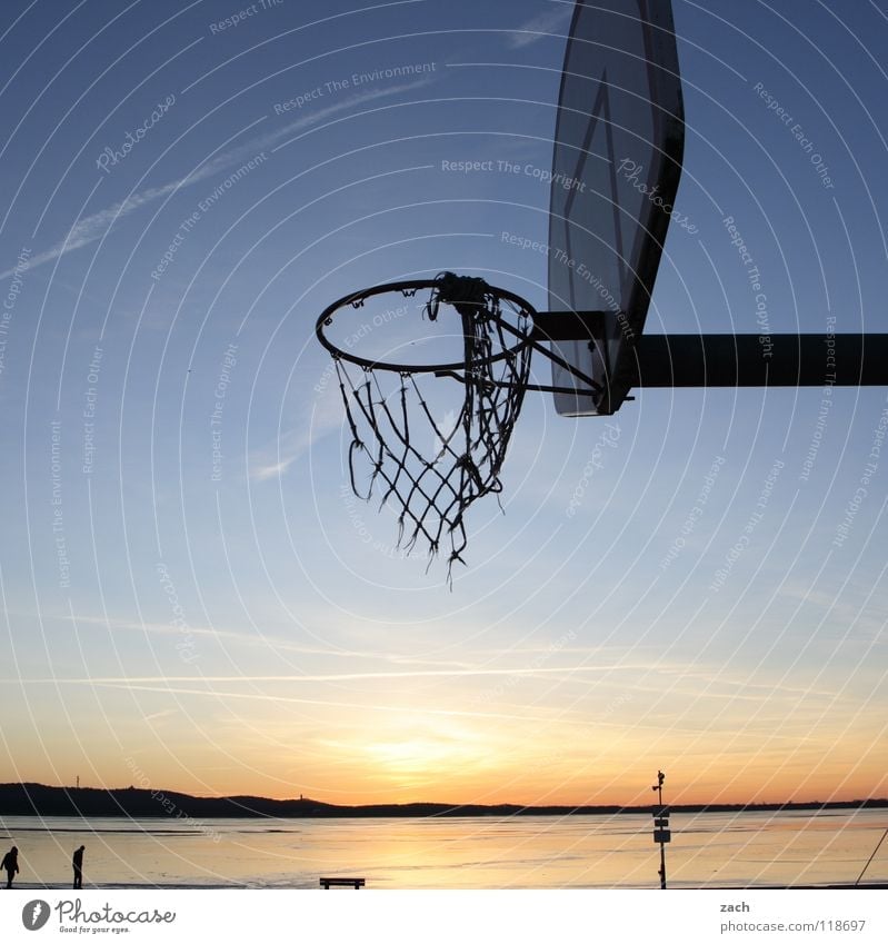 Basketcase Basketball Basketballkorb Korb Sport Strand Sonnenuntergang See Wasser Spielen werfen Gegenlicht Dämmerung Schatten Reflexion & Spiegelung