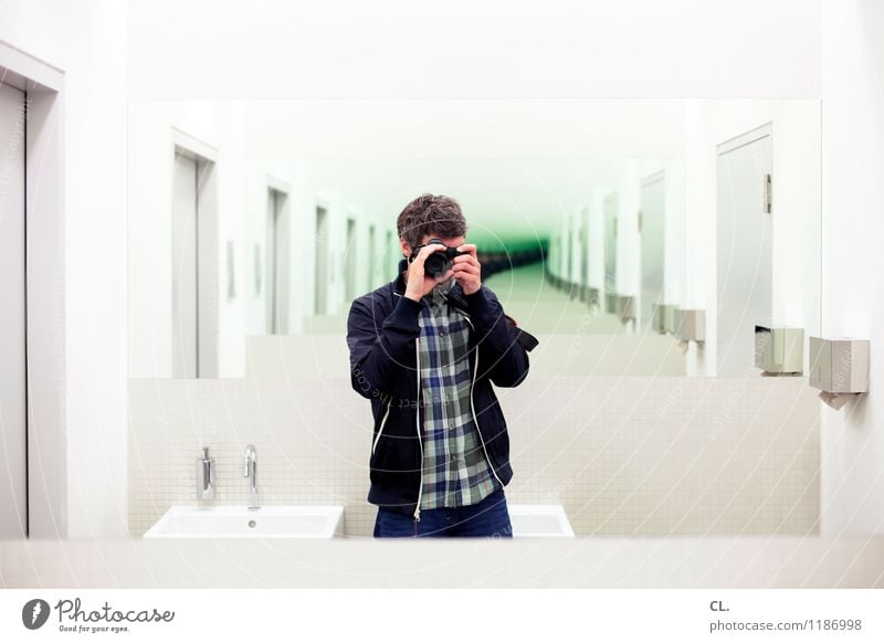 spiegelbild Mensch maskulin Mann Erwachsene Leben 1 30-45 Jahre Spiegelbild Spiegelreflexkamera beobachten einzigartig Identität Inspiration Kreativität
