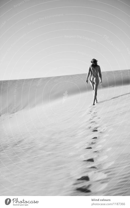 randonnée Kunst Abenteuer ästhetisch Zufriedenheit Frau Emanzipation Frauenbein Frauenkörper Frauenrücken Wüste laufen gehen Akt nackt Nackte Haut freizügig