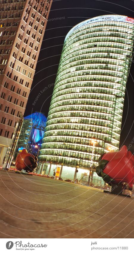 Potsdamer Platz Nacht Langzeitbelichtung Rose Architektur Berlin verrückt