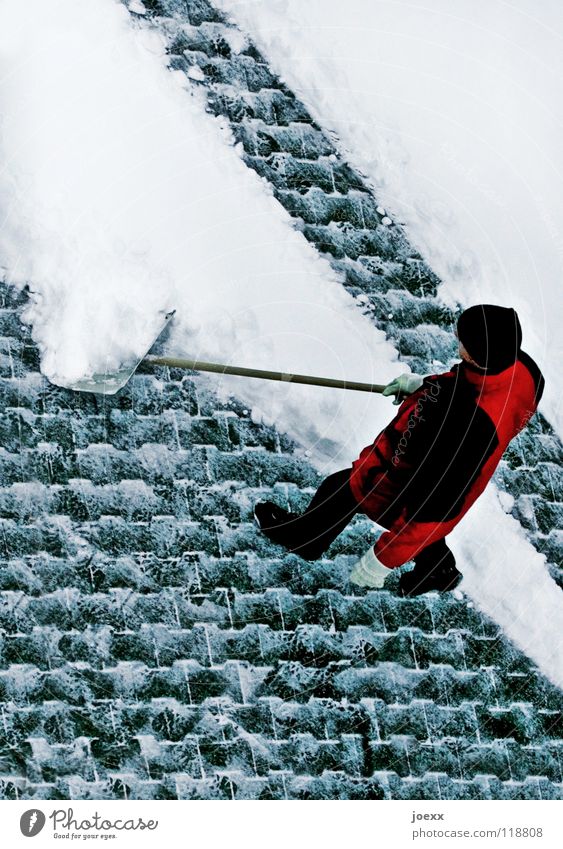 Mann mit Mütze räumt Schnee mit Schneeschaufel Winterdienst schnee räumen Bürgersteig Hausmeister Langeweile Pflicht Frost Schneefall Rutschgefahr Glätte