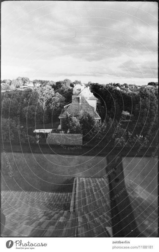 Borgsdorf, 1984 Dach Haus Einfamilienhaus Reihenhaus Stadt Dorf Kleinstadt Wohnsiedlung Sommer Abend Dämmerung Himmel Wolken Licht Schatten Dachfenster Nachbar