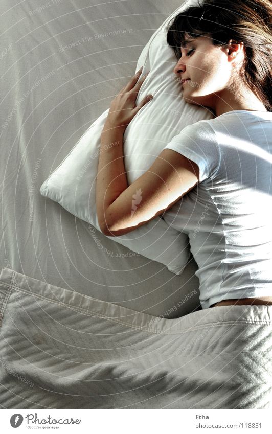 Noch nicht ganz wach II schlafen Frau Bett Kissen Bettlaken Halbschlaf träumen Sonnenstrahlen Zufriedenheit Erholung regenerativ Schlafzimmer Gesundheit