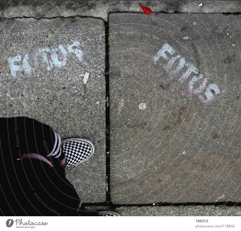 JUST FOTOS Schuhe Fotografie Typographie Straßenkunst Wort Vogelperspektive stehen Bürgersteig Schablone sprühen Buchstaben Spielen Graffiti Wandmalereien