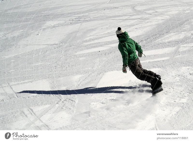 Schattenauf9. Snowboard weiß Winter Sport Spielen Schnee Alpen Balderschwang Spuren Skipiste Wintersport Abfahrt Schwung Kurve Bommelmütze Rückansicht