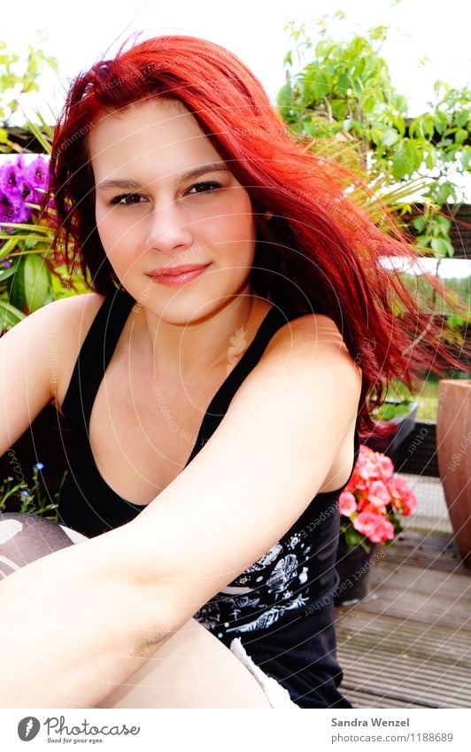Chrissi II feminin Mädchen Junge Frau Jugendliche 1 Mensch 13-18 Jahre T-Shirt Haare & Frisuren rothaarig langhaarig Blick träumen sportlich schön Außenaufnahme
