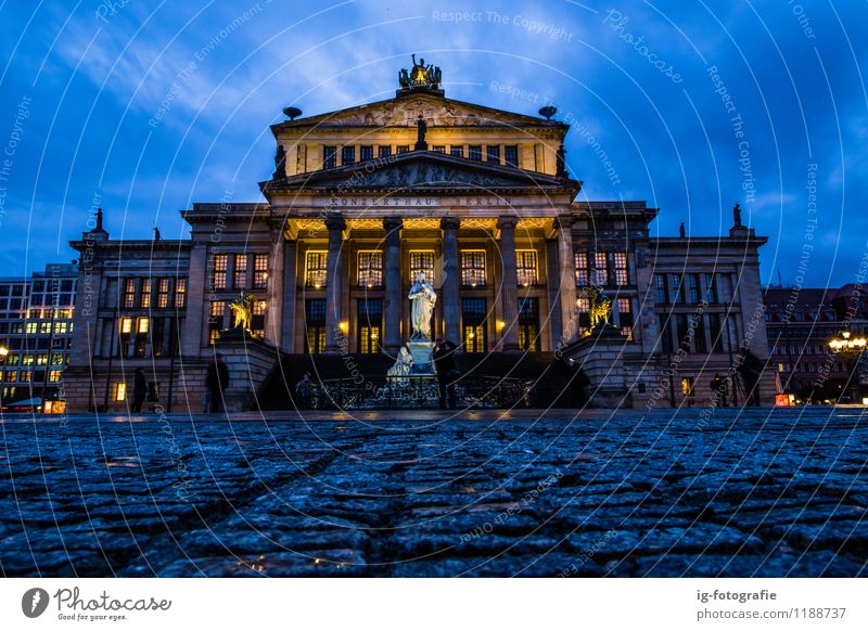 Nachtzeit im Konzertsaal in Berlin Sightseeing Deutschland Hauptstadt Wahrzeichen Konzerthalle ästhetisch historisch schön Gendarmenmarkt Konzerthaus Berlin