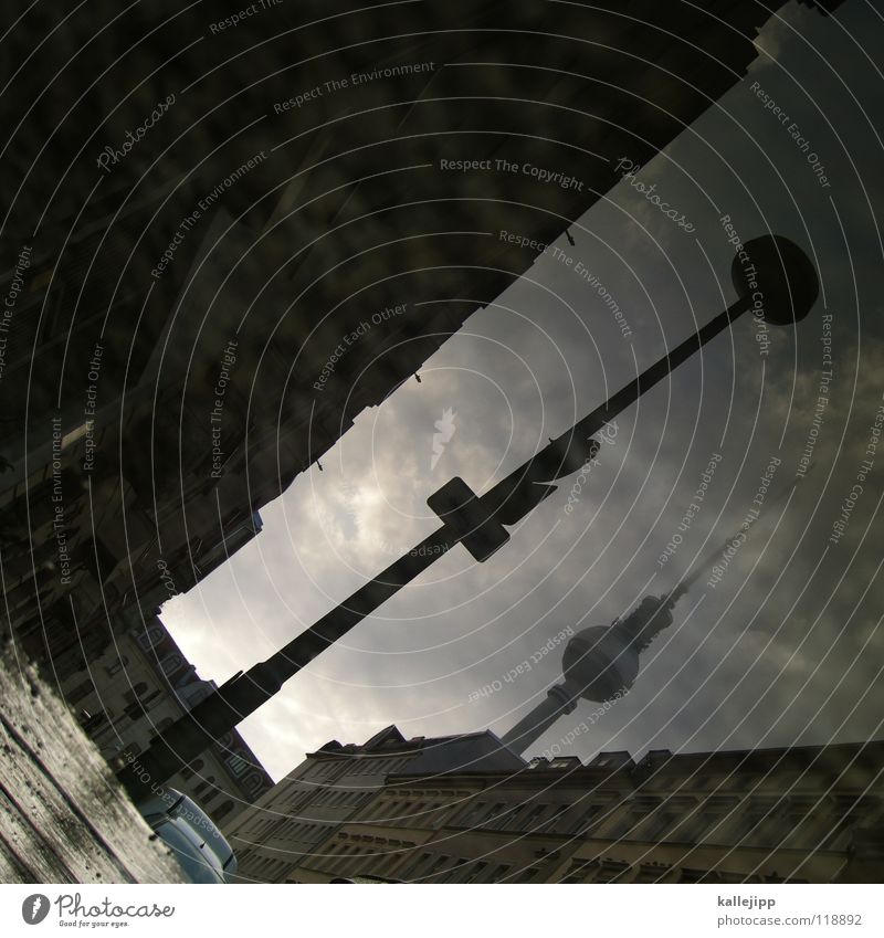 mitternachtsformel Funkturm Alexanderplatz Pfütze Reflexion & Spiegelung Wolken Berlin Berliner Fernsehturm Turm Wasser Silhouette Wasserlache Wasseroberfläche