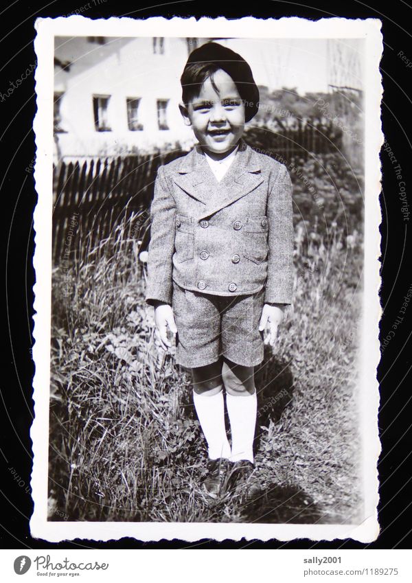 Kindheitserinnerung... maskulin Junge 1 Mensch 3-8 Jahre Garten Anzug Jacke Kniestrümpfe Bermudashorts Mütze Lächeln stehen frech Freundlichkeit Fröhlichkeit