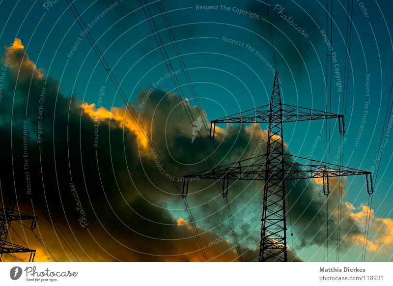 Strommasten (1,5) Elektrizität Stahl Lebensgefahr Wolken Sonnenuntergang Gewitterwolken grün Dämmerung Hälfte ländlich ökologisch Energiewirtschaft