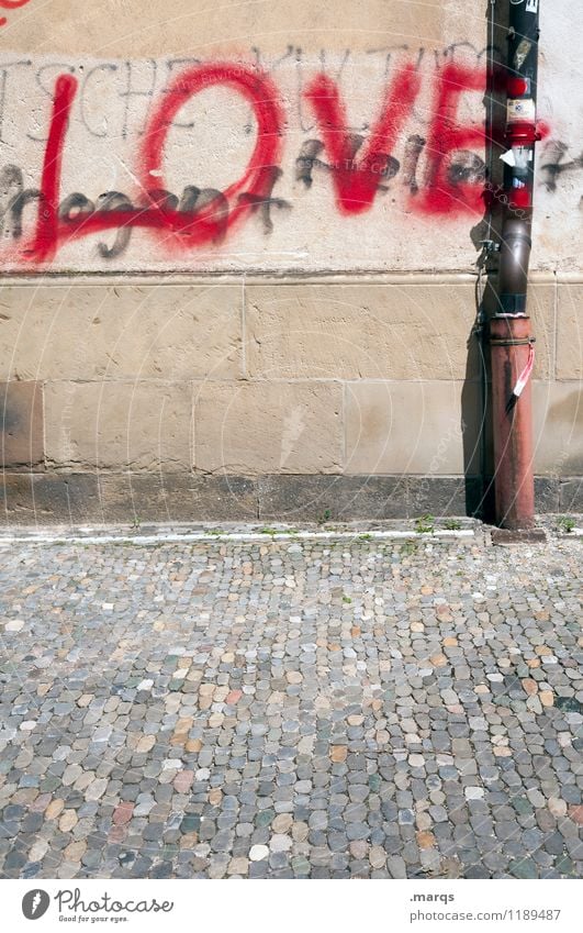 LOVE Mauer Wand Regenrinne Schriftzeichen Graffiti einfach Gefühle Liebe Verliebtheit Partnerschaft Farbfoto Außenaufnahme Textfreiraum unten Textfreiraum Mitte