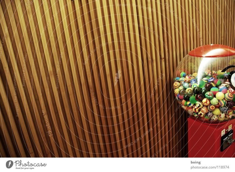 Glücksgriff Kaugummiautomat Automat Spielzeug Gummiball Murmel Dinge Schnickschnack mehrfarbig Nepp Souvenir Kugel Ball Textfreiraum links Bildausschnitt